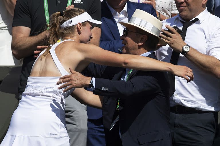 El abrazo de Elena Rybakina y Bulat Utemuratov, presidente de la Federación de Tenis de Kazajistán, tras ganar Wimbledon