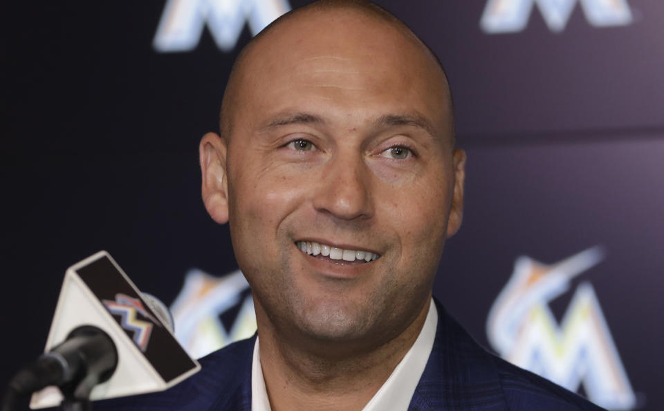 ARCHIVO - En esta foto de archivo del 22 de octubre de 2018, Derek Jeter, director general de los Marlins de Miami, habla en una conferencia de prensa (AP Foto/Lynne Sladky, archivo)