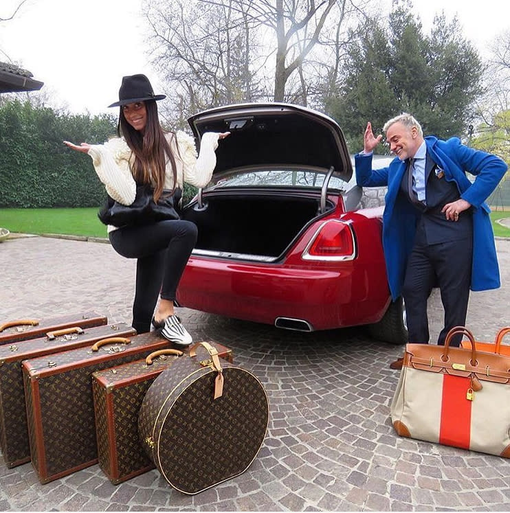 <p>Unglaublich, was man alles so benötigt, um einen Kurztrip zu machen. Da kann Frau gar nicht genug Koffer haben, stimmt’s? Die Dame mit Hut verpackt ihre Utensilien ausschließlich in Louis Vuitton. Je nach Modell kann so ein edles Gepäckstück mit bis zu 6.900 Euro zu Buche schlagen. Na, hoffentlich passt alles in den Kofferraum. (Bild: Instagram/superrichclub) </p>