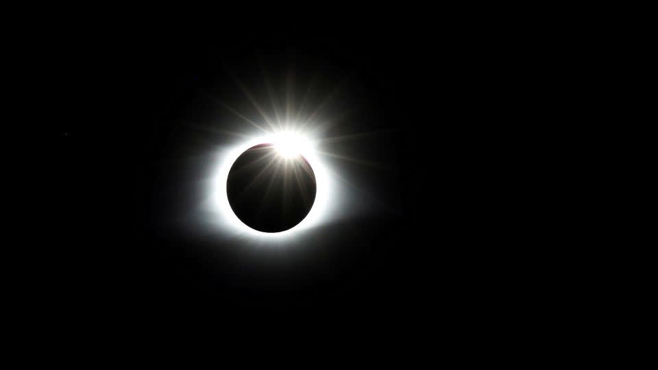 El eclipse solar crea el efecto de un anillo de diamantes durante el eclipse solar de 2017, visto desde Clingmans Dome, que con 6.643 pies (2.025 metros) es el punto más alto del Parque Nacional Great Smoky Mountains en Tennessee. -Jonathan Ernst/Reuters