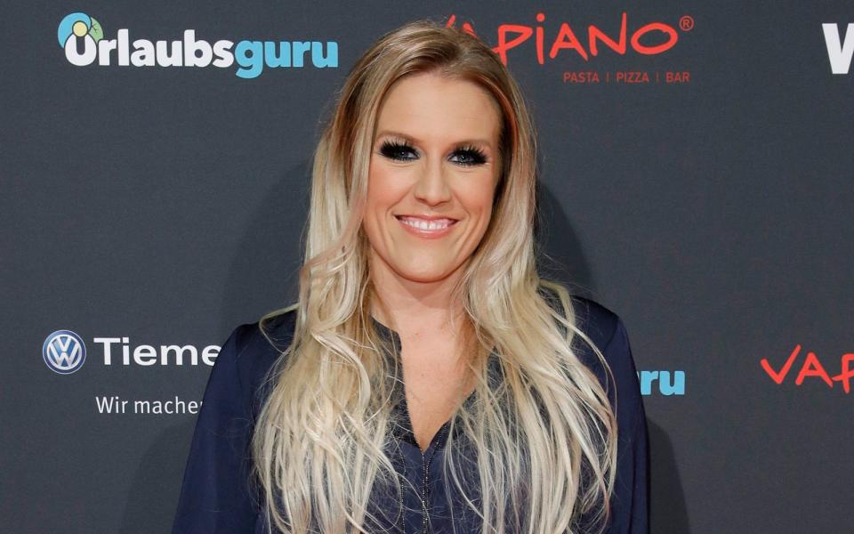 Natalie Horler, Frontfrau des Dance-Trios Cascada, hatte sich ebenfalls mit dem Virus SARS-CoV-2 infiziert. "Ich bin sowieso schon seit Ewigkeiten zu Hause in der Quarantäne und werde jetzt das Haus für die nächsten 14 Tage nicht mehr verlassen", so die 39-Jährige am 23. März via Instagram. Inzwischen ist die Sängerin wieder gesund. (Bild: 2017 Getty Images / Andreas Rentz)