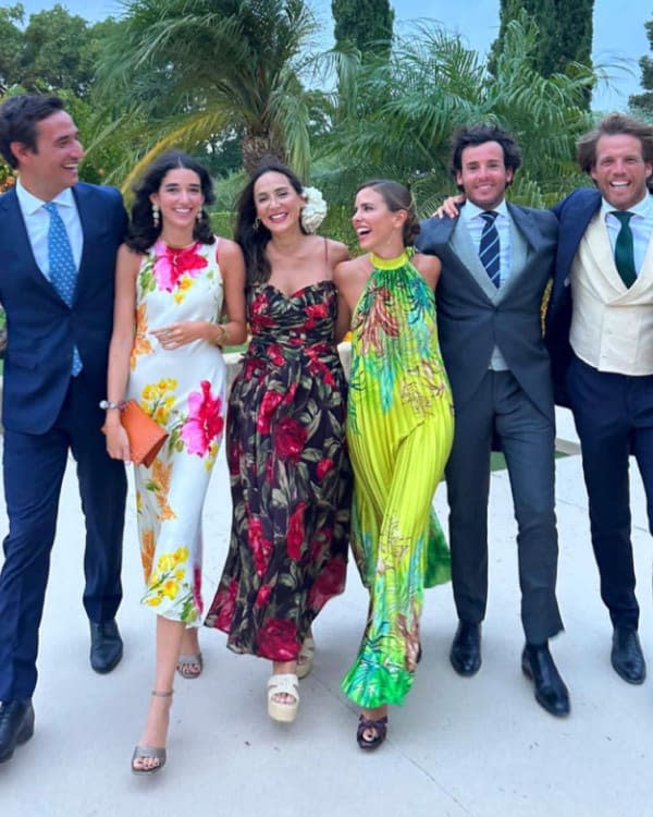 Tamara Falcó e Iñigo Onieva con su grupo de amigos en la boda de Luisa Bergel