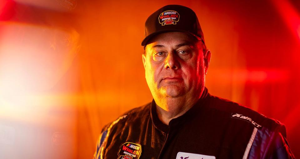 Ken Heagy, piloto del Buoy One Modified n.° 18, posa para un retrato antes de la carrera New Smyrna Beach Area Visitors Bureau 200 del NASCAR Whelen Modified Tour durante la segunda noche de la Serie Mundial de Carreras de Stock Cars de Asfalto en New Smyrna Speedway en New Smyrna, Florida, el 10 de febrero de 2024. (Adam Glanzman/NASCAR)