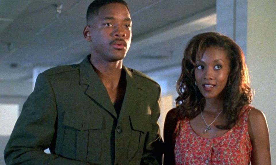 Von der Striptease-Tänzerin zur heimlichen Heldin: Jasmine Dubrow (Vivica A. Fox), die Freundin von Pilot Steve Hiller (Will Smith), überlebt gemeinsam mit Sohn Dylan die Zerstörung von Los Angeles und liest mit einem Nutzfahrzeug einige Überlebende auf - darunter die First Lady Marilyn Whitmore. (Bild: 20th Century Fox)