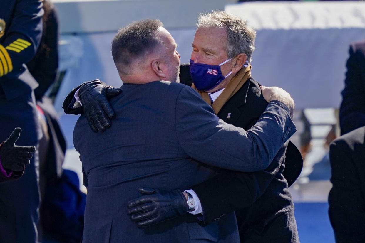 Former U.S. President George W. Bush hugs Garth Brooks at the inauguration of U.S. President Joe Biden on the West Front of the U.S. Capitol on January 20, 2021 in Washington, D.C. (Photo: Drew Angerer/Getty Images)