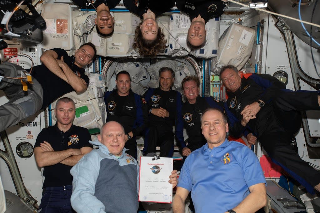 The four members of the Axiom-1 mission occupy the center row in this image of the full 11-person crew aboard the ISS on 9 april 2022 (Nasa)