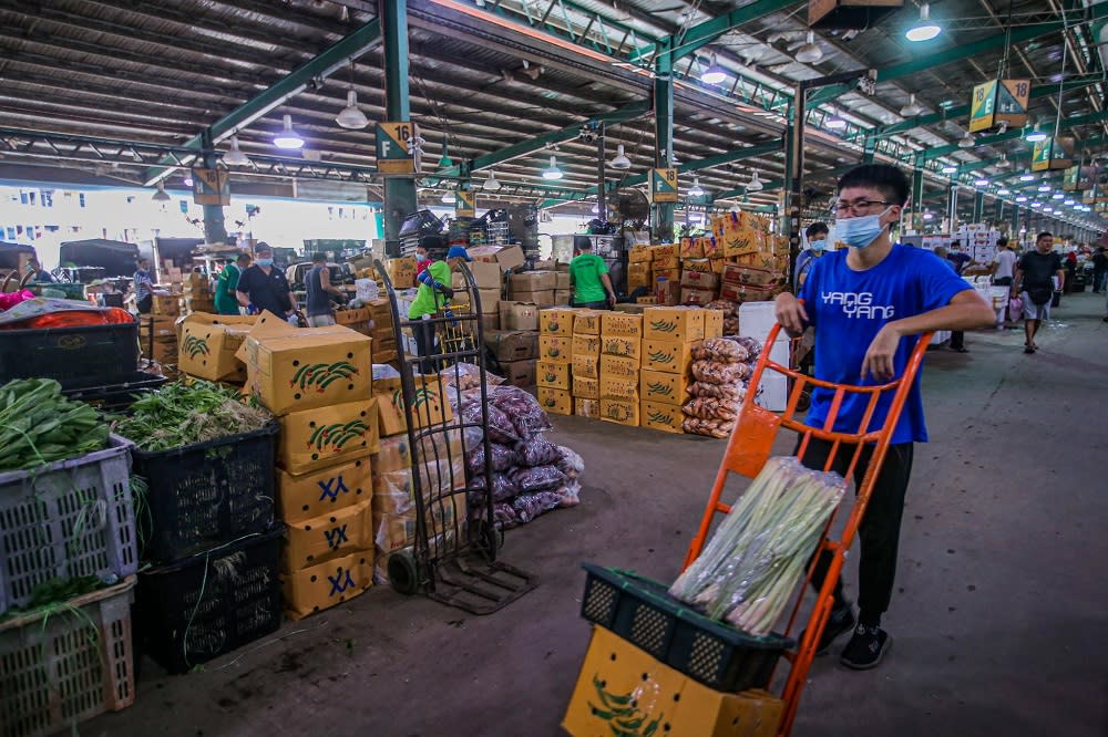 The new uniforms will be made compulsory for license holders and workers at the Kuala Lumpur wholesale market. ― Picture by Hari Anggara