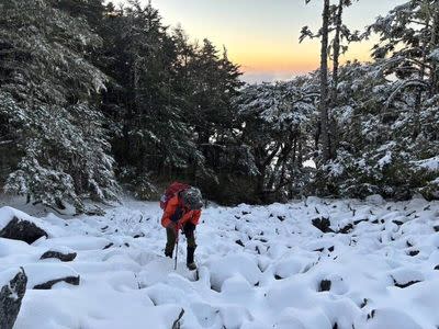 圖說一 台中市消防局人員踩著積雪上山救援。（記者孫義方攝）