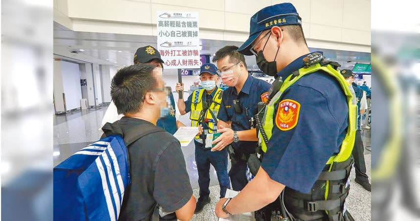 近來屢傳國人被拐賣至柬埔寨從事詐騙的人口販運案，警政署要求航警局與刑事局加強攔阻。1日清晨航警舉牌宣導，成功攔下自稱要前往柬國求職的旅客，蘇姓男子（左）強調此行是上帝給的機會，員警勸他：「你遇到我們才是上帝最好的安排。」（圖／陳麒全攝）