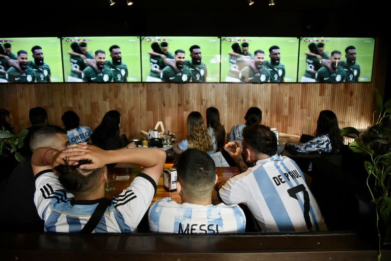 Tristeza argentina tras la derrota en el primer partido del Mundial Qatar 2022