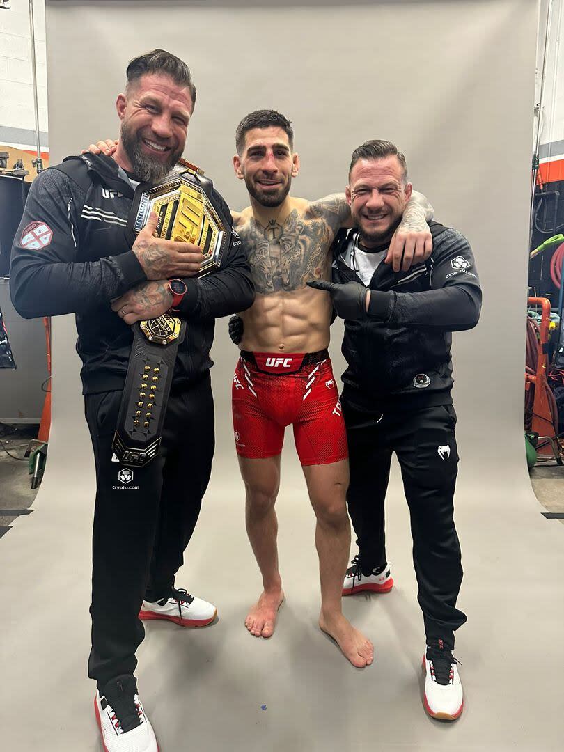 Jorge Climent, Ilia Topuria y Agustín Climent, tras la victoria sobre Alexander Volkanovski que le dio el título del mundo pluma en UFC