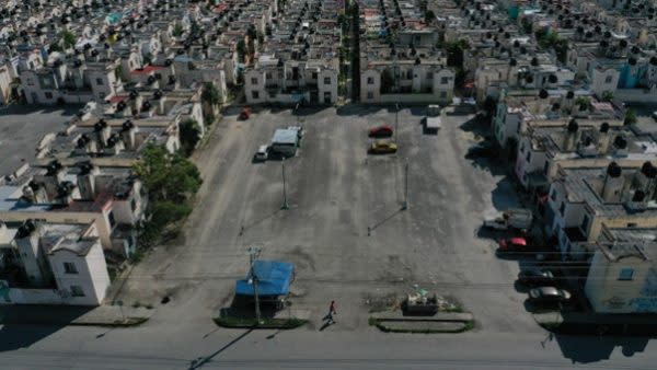 Las viviendas están organizadas en forma de herradura, cuyo centro se usa como estacionamiento y en donde se colocan contenedores, eternamente vomitados de basura. 