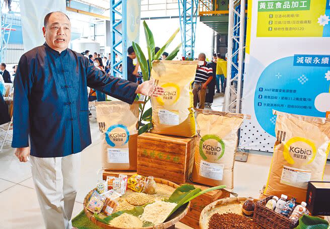 飼料業者楊青山將加工後餘留的豆渣、咖啡渣等產物，轉化為高營養價值的畜牧機能性飼料原料及保健產品，朝產業永續邁進。（林和生攝）