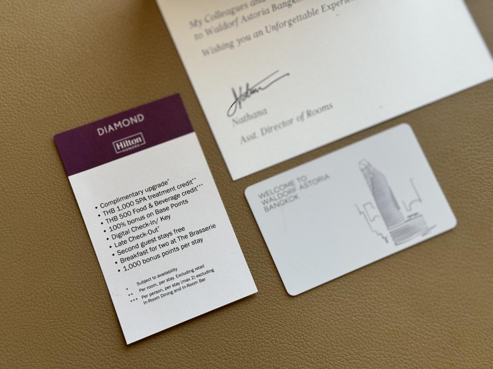 如果是國際酒店高階會員，入住時會拿到一張小卡，上面記載著可以享受的會員禮遇。