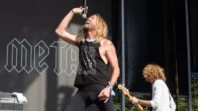 En el 2013, Taylor Hawkins se mantuvo en la música, fuera de Foo Fighters, con su banda Chevy Metal