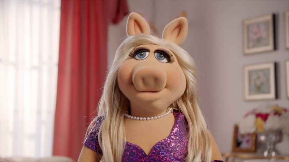 Die Muppets um Miss Piggy sind zurück: In "Und jetzt: Die Muppets" (ab 6. November, Disney+) sorgen die beliebten Figuren von Jim Henson wie gewohnt für jede Menge Chaos. Mit dabei sind zahlreiche Gaststars und einige neue Figuren. Die Gags der putzigen Puppen wurden dabei erstmals in der Geschichte der Muppets ohne Skript aus dem Stegreif improvisiert. (Bild: Disney+)