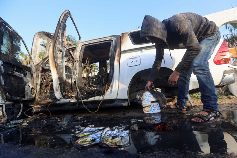 Un palestino observa un vehículo donde los colaboradores de World Central Kitchen (WCK), incluidos extranjeros, murieron en un ataque aéreo israelí, en medio del conflicto en curso entre Israel y Hamás, en Deir Al-Balah, en el centro de la Franja Gaza