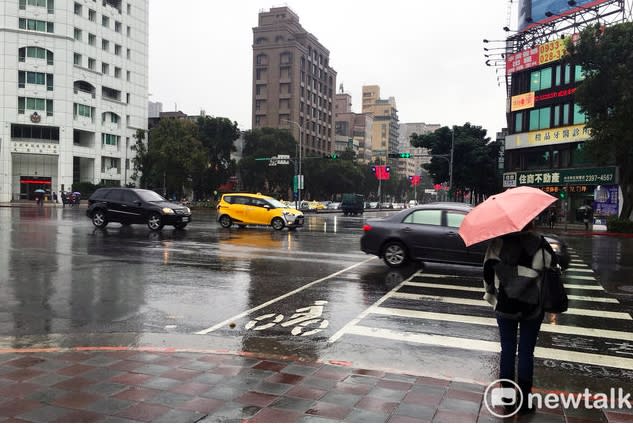 今晚鋒面報到，中部以北、東北部有短暫雷陣雨的天氣。   圖：閻之霖/攝