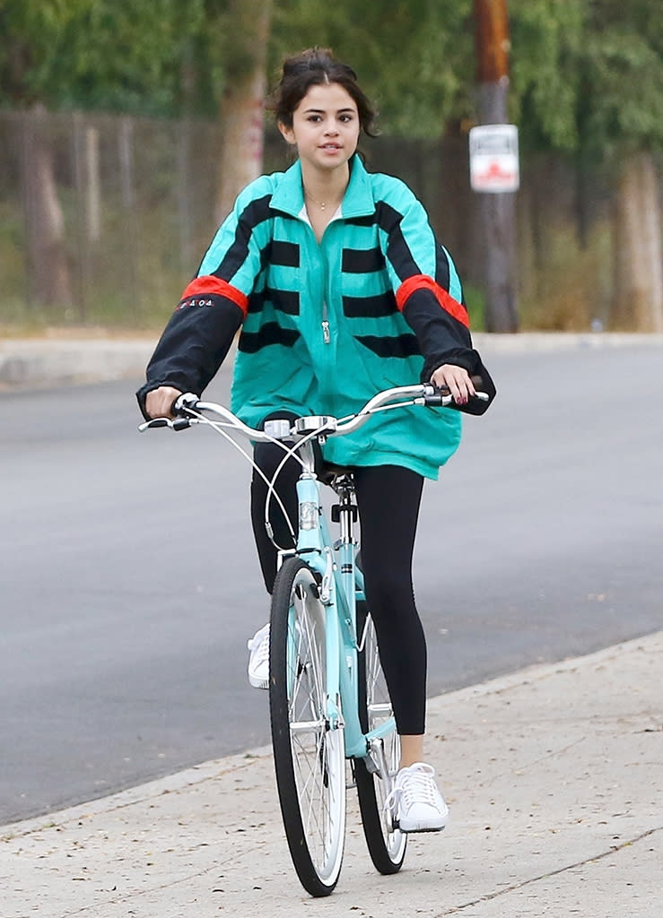 <p>Newly single Selena Gomez was spotted out for a bike ride around her L.A. neighborhood on Halloween. The singer, who had a kidney transplant over the summer, looked to be in good spirits despite her recent split from her boyfriend of 10 months, the Weeknd. We’re just <a rel="nofollow" href="https://www.yahoo.com/lifestyle/guide-selena-gomez-justin-biebers-off-relationship-212630191.html" data-ylk="slk:wondering if Justin Bieber has anything to do with it;elm:context_link;itc:0;sec:content-canvas;outcm:mb_qualified_link;_E:mb_qualified_link;ct:story;" class="link  yahoo-link">wondering if Justin Bieber has anything to do with it</a>? (Photo: FANA/Backgrid) </p>