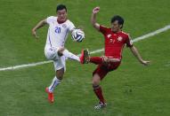 Chile's Charles Aranguiz (L) fights for the ball with Spain's David Silva during their 2014 World Cup Group B soccer match at the Maracana stadium in Rio de Janeiro June 18, 2014. REUTERS/Ricardo Moraes (BRAZIL - Tags: SOCCER SPORT WORLD CUP)