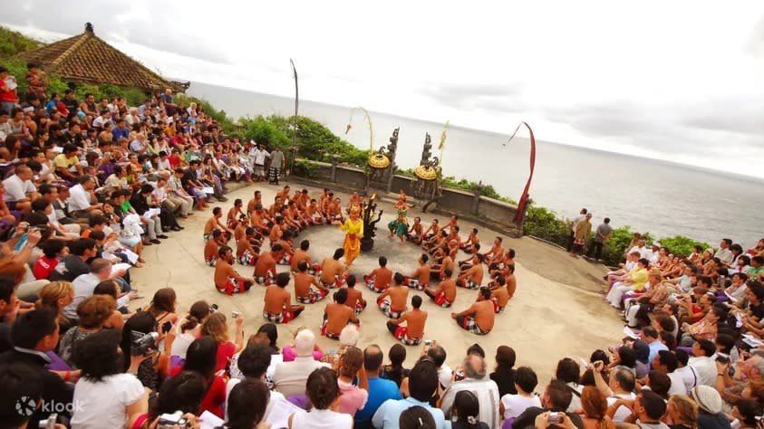 Uluwatu Kecak Fire and Dance Show Ticket in Bali. (Photo: Klook SG)