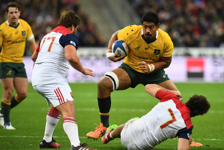 Australia's Scott Sio (C) runs with the ball during their rugby union test match against France at the Stade de France in Saint-Denis, outside Paris, on November 19, 2016