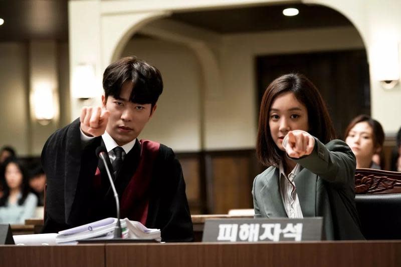 鄭麗媛（右）、尹賢旻主演的《魔女的法庭》，有不同與以往的精彩法庭戲。（CHOCO TV提供）