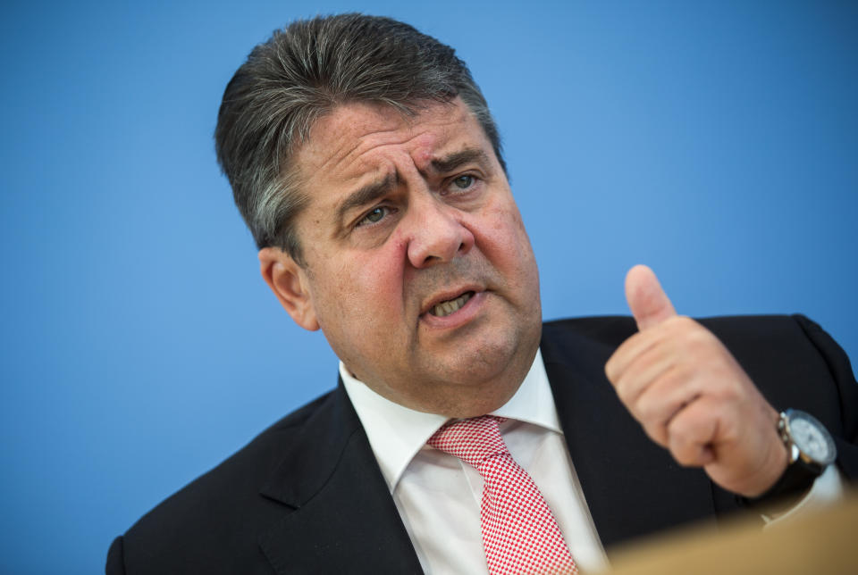 Der SPD-Parteivorsitzende Sigmar Gabriel musste für seine ersten paar Mark ordentlich schuften. Wie er dem "Tagesspiegel" einst berichtete, musste er am Hochofen arbeiten und bekam dafür 6,23 D-Mark die Stunde. Am Ende belohnte er sich und kaufte sich von seinem hart erarbeiteten Geld sein erstes Mofa.