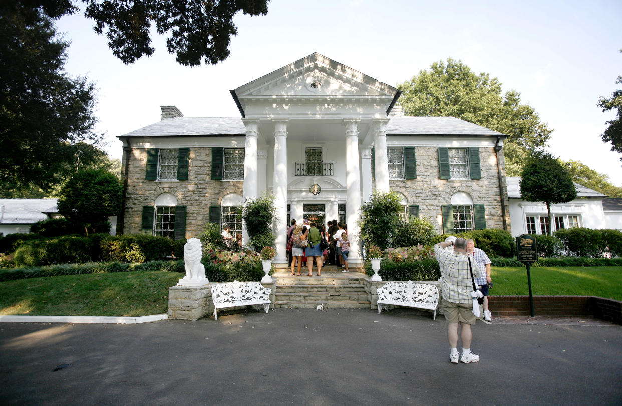 Elvis fans wait to enter the mansion inside of Graceland in Memphis, Tennessee August 15, 2007. Elvis Presley died at Graceland on August 16, 1977. He was found on the floor of his bathroom by fiancee Ginger Alden. REUTERS/Lucas Jackson (UNITED STATES)