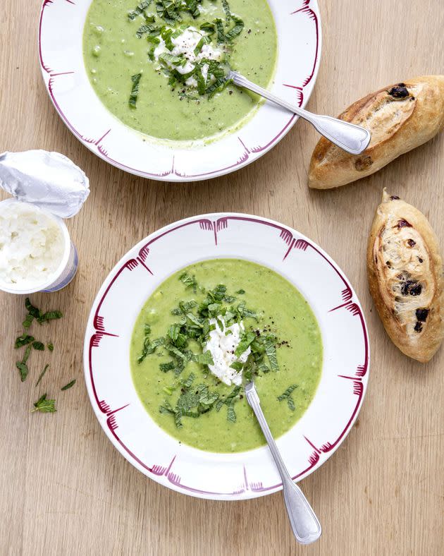 Le velouté de petit pois à la menthe et cottage cheese. (Photo: Photographies Frédéric Lucano, Hachette Cuisine)