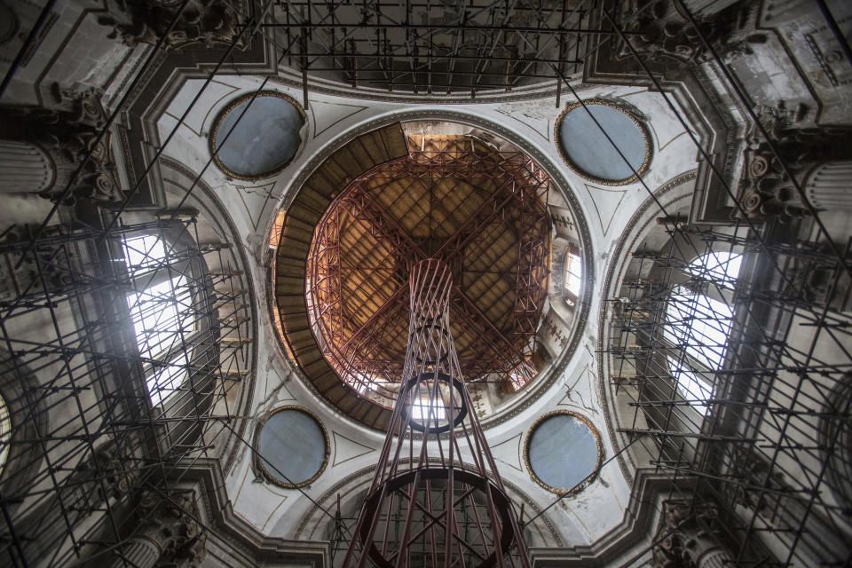 Los andamios al interior de la iglesia Santuario Parroquial de Nuestra Señora de los Ángeles, en Guerrero, Ciudad de México, el 7 de agosto del 2022. (Foto AP/Ginnette Riquelme)