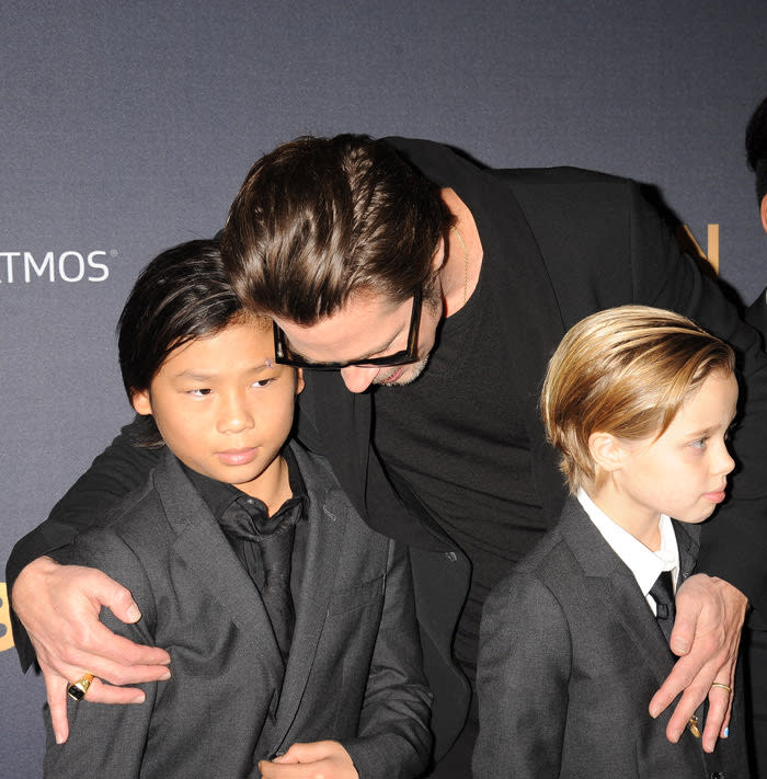 Brad Pitt junto a Pax y Siloh