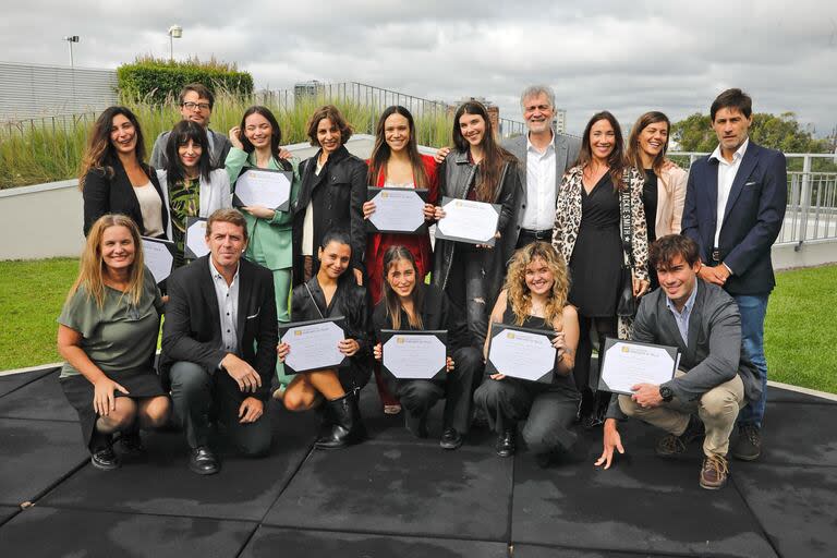 Los graduados 2022 con parte del equipo docente de la Maestría