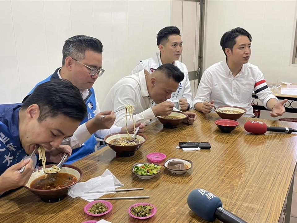 民進黨台中六選區候選人江肇國團隊副總幹事鄭功進29日控告國民黨羅廷瑋涉嫌竊佔國土及收受贓物。國民黨戰將「F4」羅廷瑋（右一）與黃健豪（左二）、林家興（左一）、廖偉翔（右二）及民眾黨市議員江和樹（中）等人則吃牛肉麵力挺及反擊，批對手抹黑。（羅廷瑋提供／陳淑芬台中傳真）