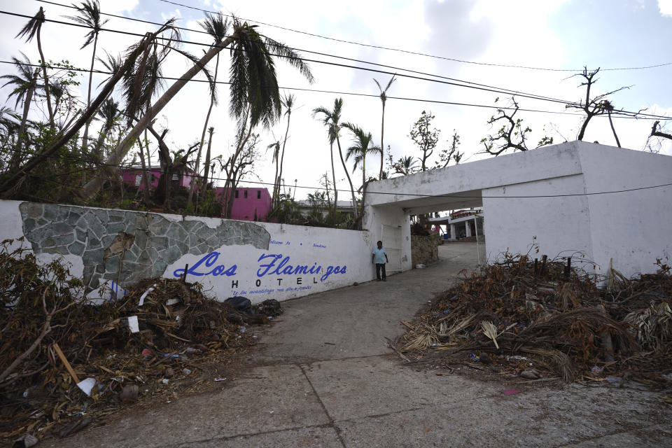 El Hotel Flamingo está rodeado de escombros después del huracán Otis, en Acapulco, México, el viernes 10 de noviembre de 2023. (AP Foto/Marco Ugarte)