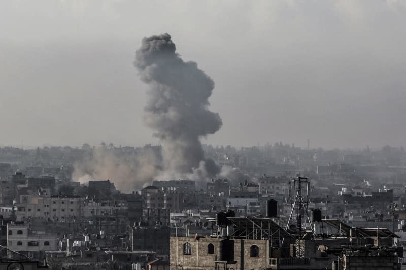 Smoke rises following Israeli air strikes near the Rafah crossing. According to the Israel Defense Forces (IDF), the Israeli military has taken control of the Palestinian side of the Rafah border crossing in the south of the Gaza Strip. Abed Rahim Khatib/dpa