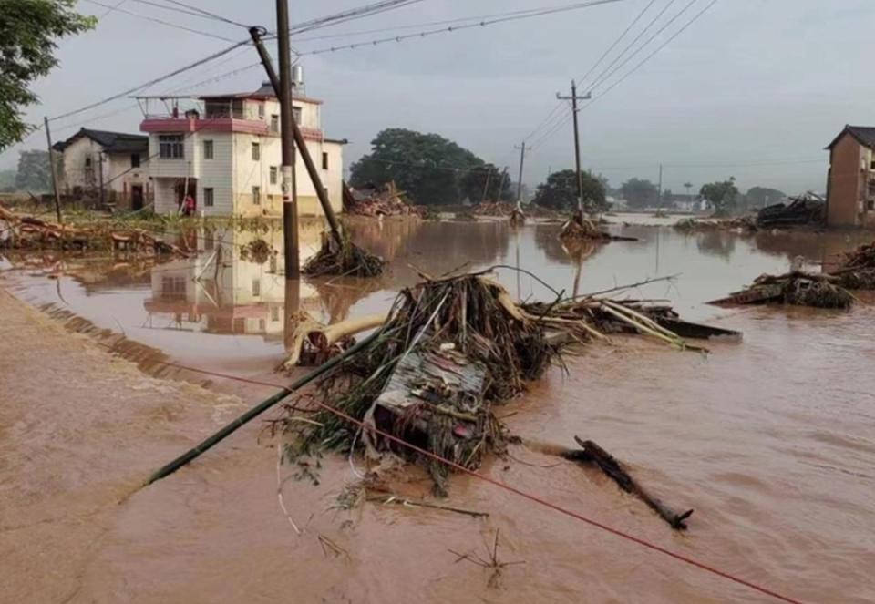 大陸廣東省韓江流域遭到連夜暴雨襲擊，已經形成洪災；廣東梅州數以計家戶停電，截至今（17）日仍未恢復。