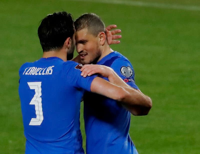 Los griegos Giorgos Tzavellas y Kyriakos Papadopoulos celenran durante el partido ante España.