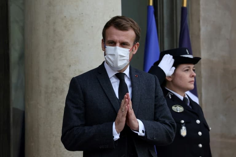 Le président Emmanuel Macron sur le perron de l'Elysée, le 24 novembre 2021 à Paris - Thomas COEX © 2019 AFP