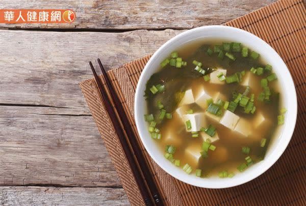 推薦民眾可在過年期間烹煮「黑木耳鮭魚味噌湯」，不僅清爽美味無負擔，還能有預防血栓形成的功效。