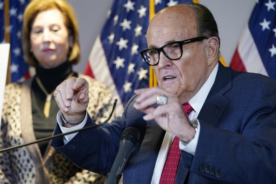 Rudy Giuliani, abogado del presidente Donald Trump, shabla en conferencia de prensa en la sede del Comité Nacional Republicano, Washington, 19 de noviembre de 2020. (AP Foto/Jacquelyn Martin)