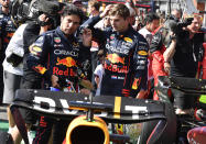 El ganador Max Verstappen (derecha) de Red Bull conversa con el segundo Sergio Pérez tras el Gran Premio de Bélgica, el domingo 28 de noviembre de 2022. (AP Foto/Geert Vanden Wijngaert, Pool)