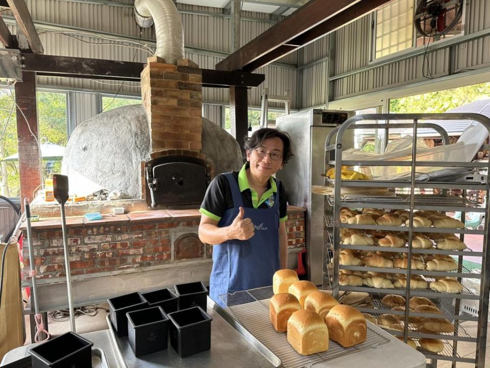 咖啡業者賴建良參加雲嘉南分署烘焙職訓，自製窯烤米麵包。（雲嘉南分署提供）