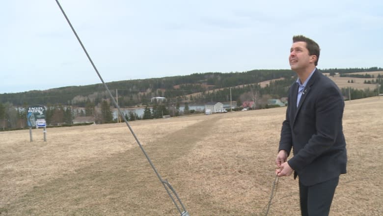 'It's quite frustrating': North shore residents asking why nearby subdivision getting better internet