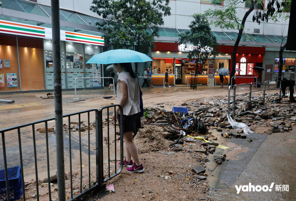 受暴雨及水浸影響，路面堆滿泥濘雜物，圖為柴灣環翠道興華廣場外情況。