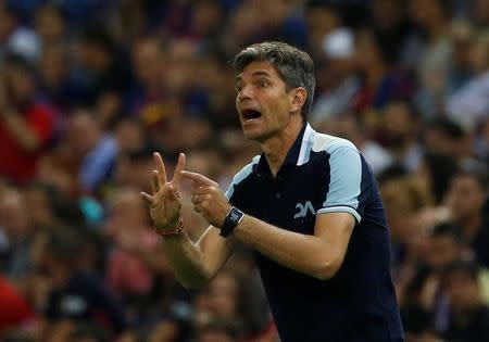 Football Soccer - FC Barcelona v Deportivo Alaves - Spanish King's Cup Final - Vicente Calderon Stadium, Madrid, Spain - 27/5/17 Deportivo Alaves coach Mauricio Pellegrino gestures. Reuters / Susana Vera/Files