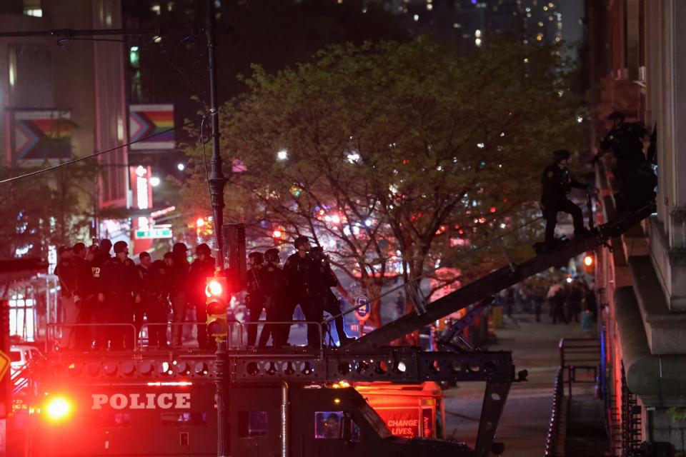 紐約市警方進入哥倫比亞大學強制清場。路透社