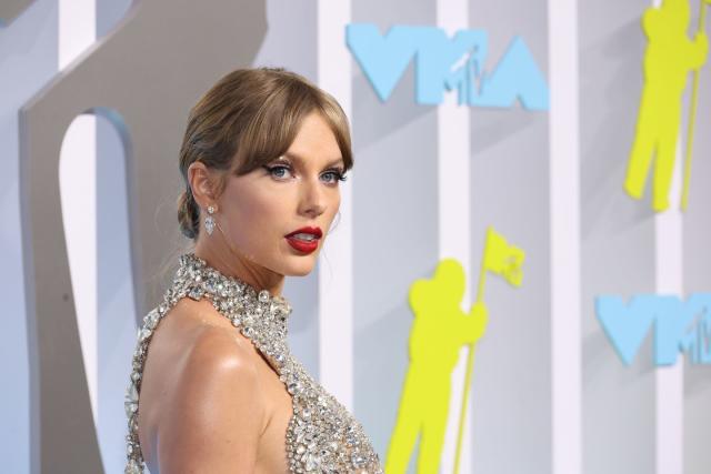 Judge the Jewels: Taylor Swift Is All Sparkles in Crystal and Diamonds at  the 2022 VMAs