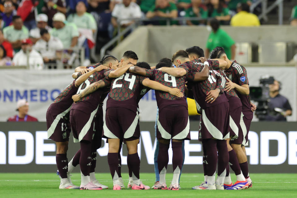 Jugarores de México tardaron en regresar al campo luego de alargarse la plática técnica al medio tiempo. (Foto: Carmen Mandato/Getty Images)