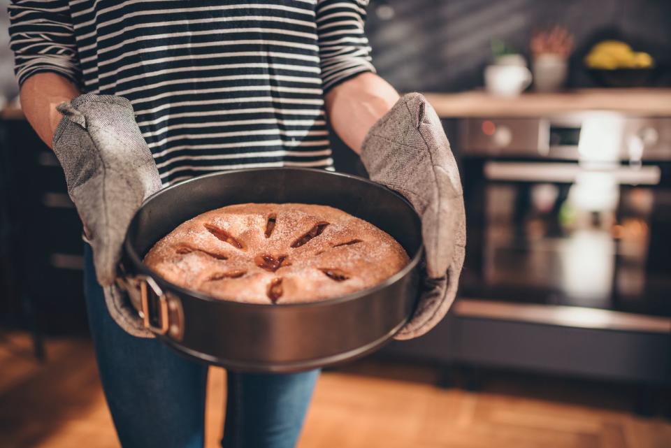 Zunächst einmal eine kleine Warnung: Tauschen Sie die angegebene Menge Zucker im Rezept nicht einfach 1:1 gegen die Alternative aus. Es kommt darauf an, ob es sich um flüssigen oder trockenen Ersatz handelt. Die Süßkraft der Alternativen unterscheidet sich ebenfalls von der des haushaltsüblichen Zuckers, das sollte unbedingt bei der Dosierung berücksichtigt werden. (Bild: iStock / Kerkez)